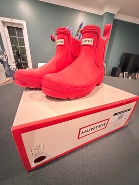 Cute pink Hunter original Chelsea boots women size 7